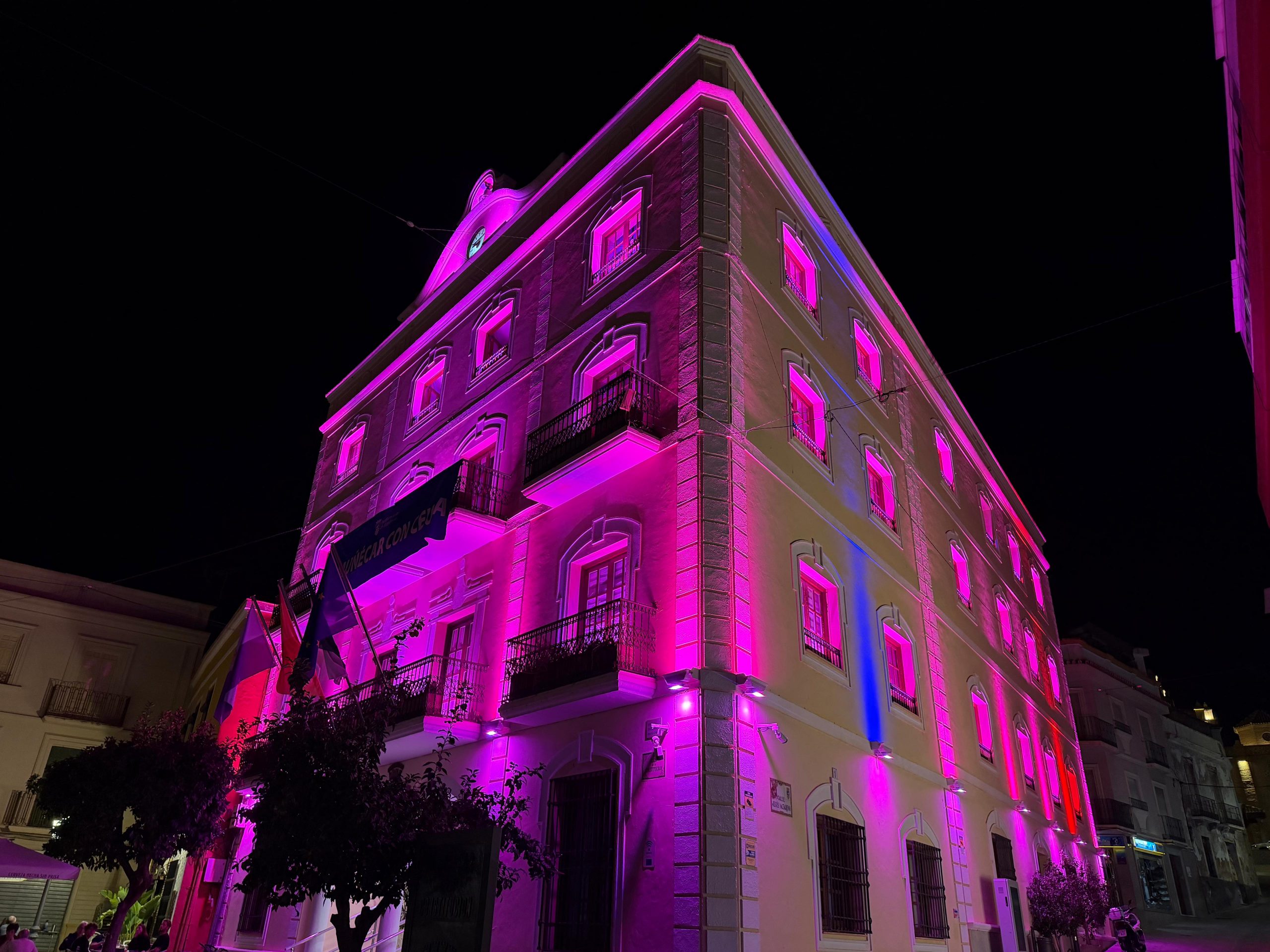 almunecar-ilumina-de-rosa-el-ayuntamiento-por-el-dia-mundial-contra-el-cancer-de-mama