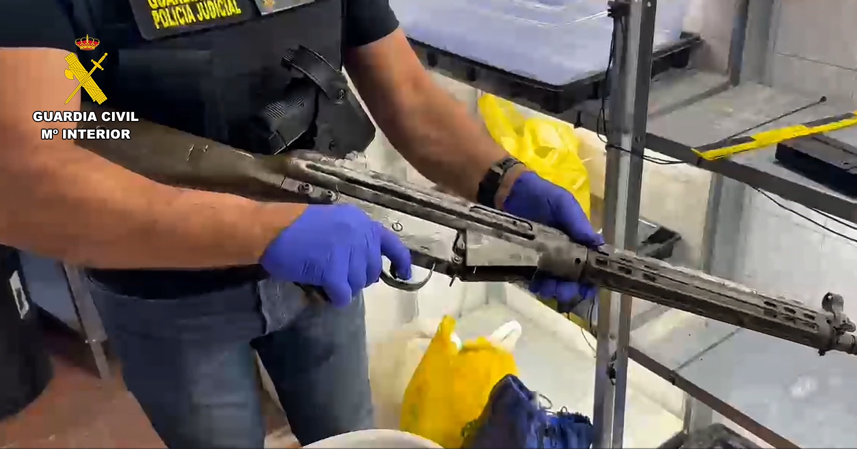 granada-la-guardia-civil-desmantela-nueve-narcoviviendas-en-pinos-puente-e-interviene-armas-de-guerra-y-abundante-municion