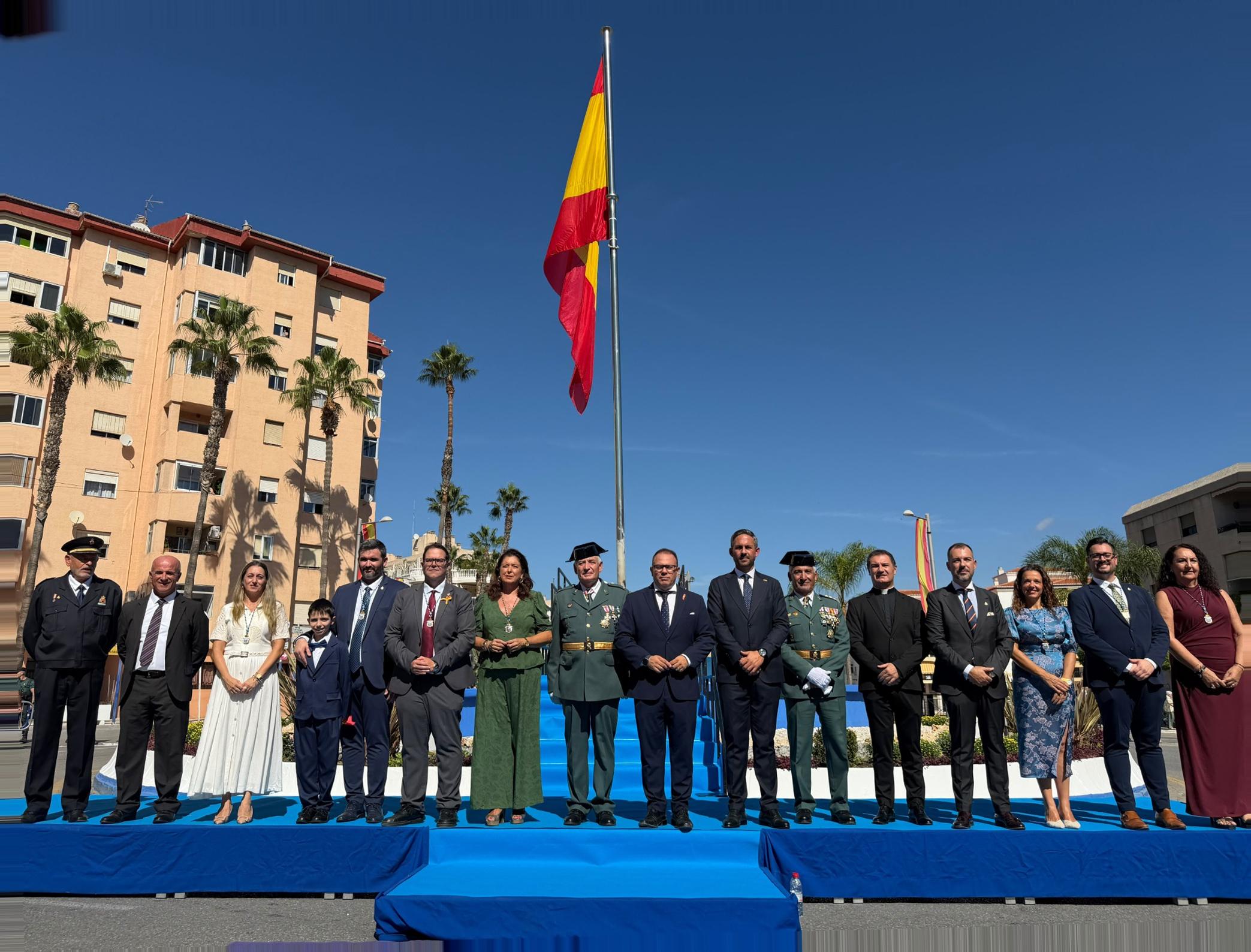 almunecar-celebra-el-dia-de-la-hispanidad-con-un-homenaje-a-la-bandera-y-a-la-guardia-civil-y-la-entrega-de-condecoraciones