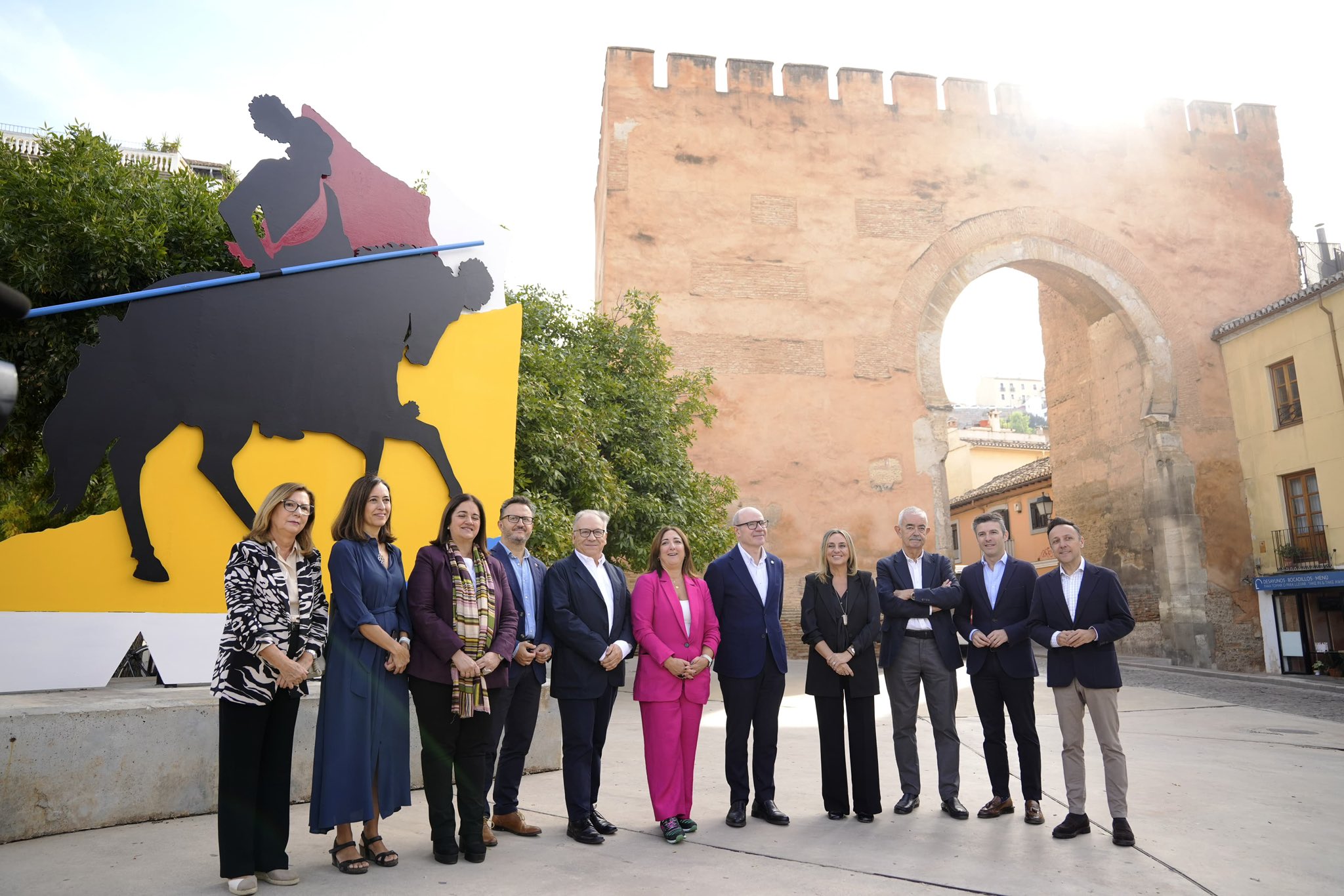 granada-una-escultura-de-carlos-v-de-45-metros-y-ocho-toneladas-vuelve-a-puerta-de-elvira-500-anos-despues-de-su-entrada-en-la-ciudad