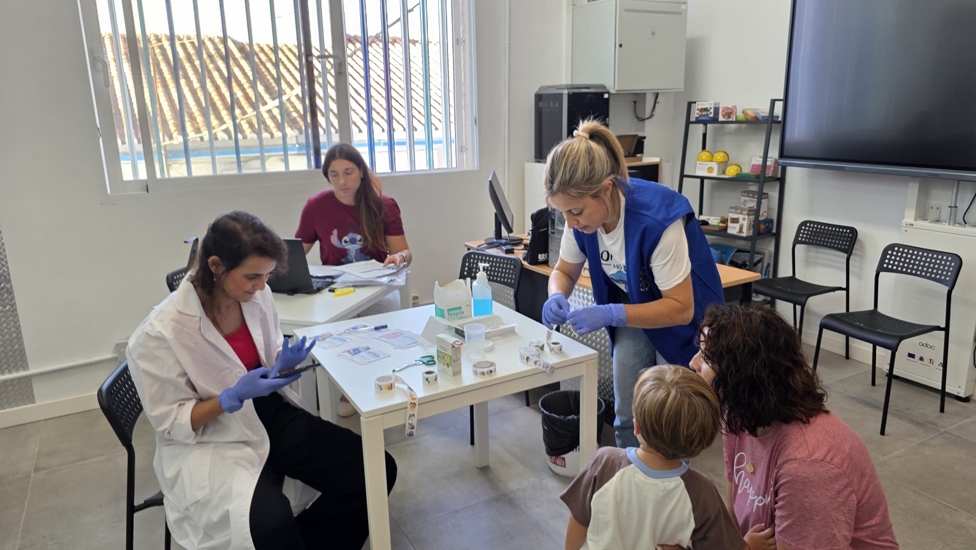 las-enfermeras-llevan-la-vacunacion-contra-la-gripe-a-los-colegios-de-almunecar-y-la-herradura