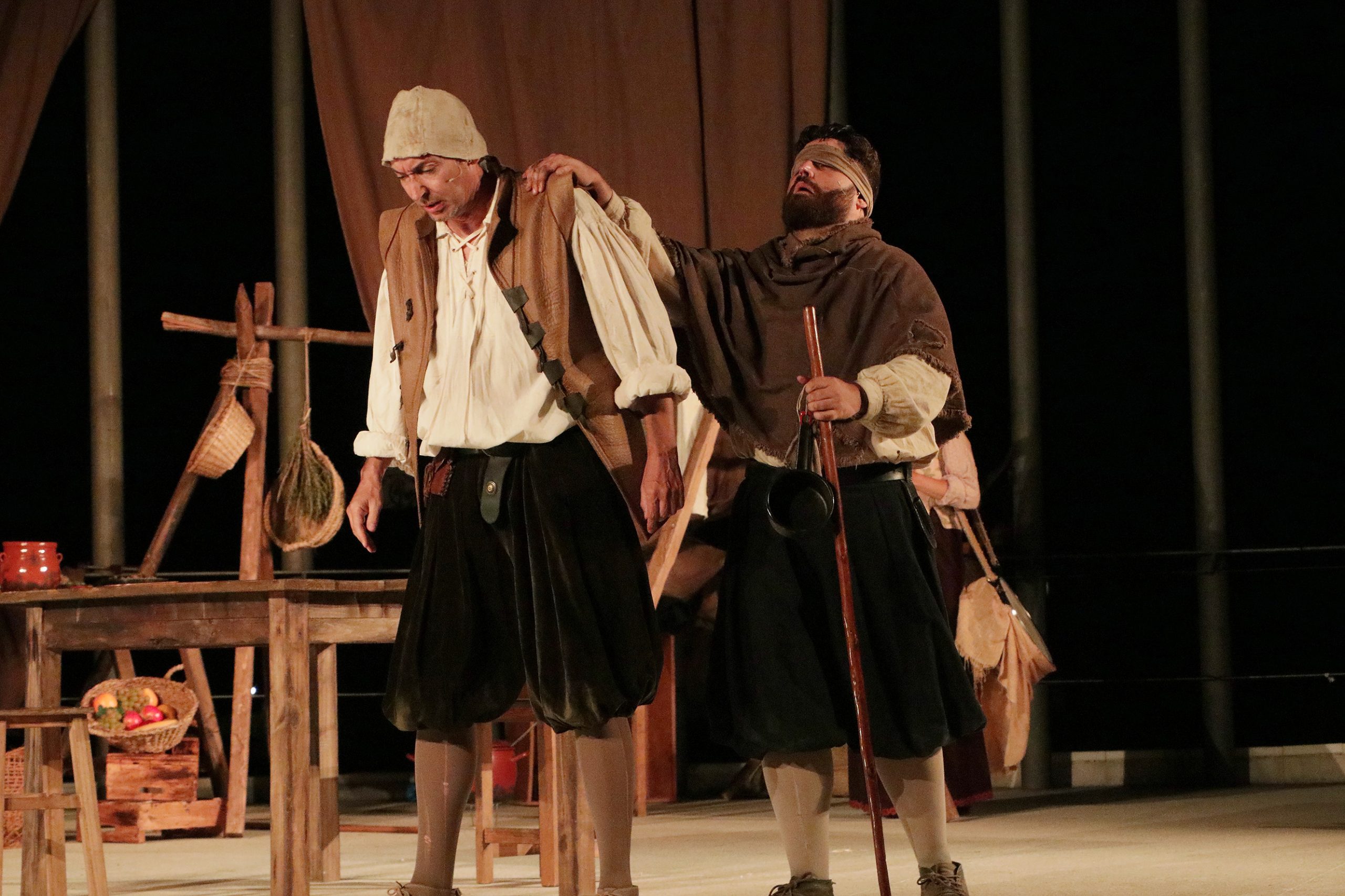 motril-pata-teatro-revive-la-picaresca-de-lazaro-de-tormes-con-humor-e-ingenio-en-el-calderon