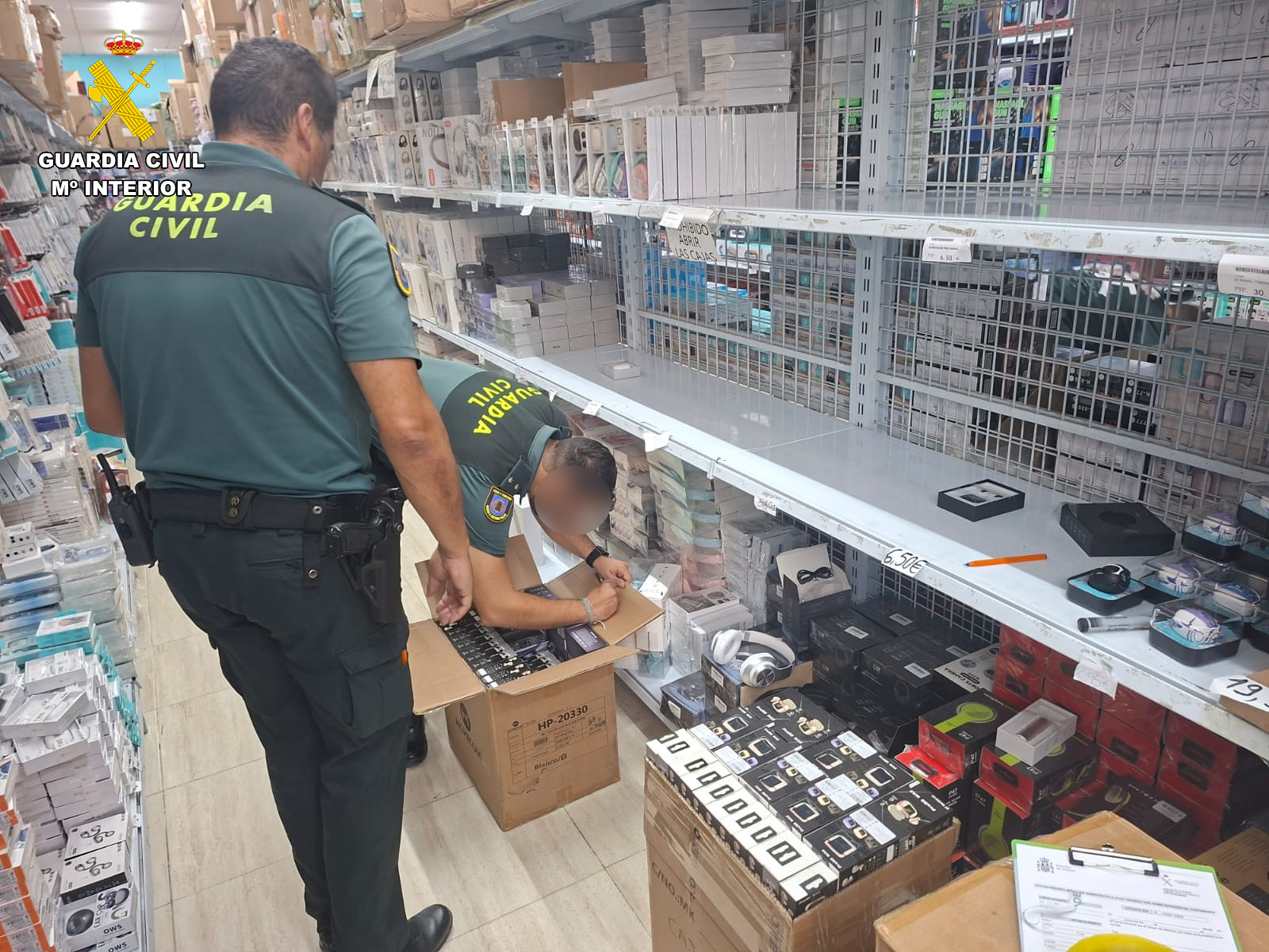granada-la-guardia-civil-interviene-mas-de-9-100-vapers-casi-8-900-articulos-electronicos-y-300-kilos-de-alimentos