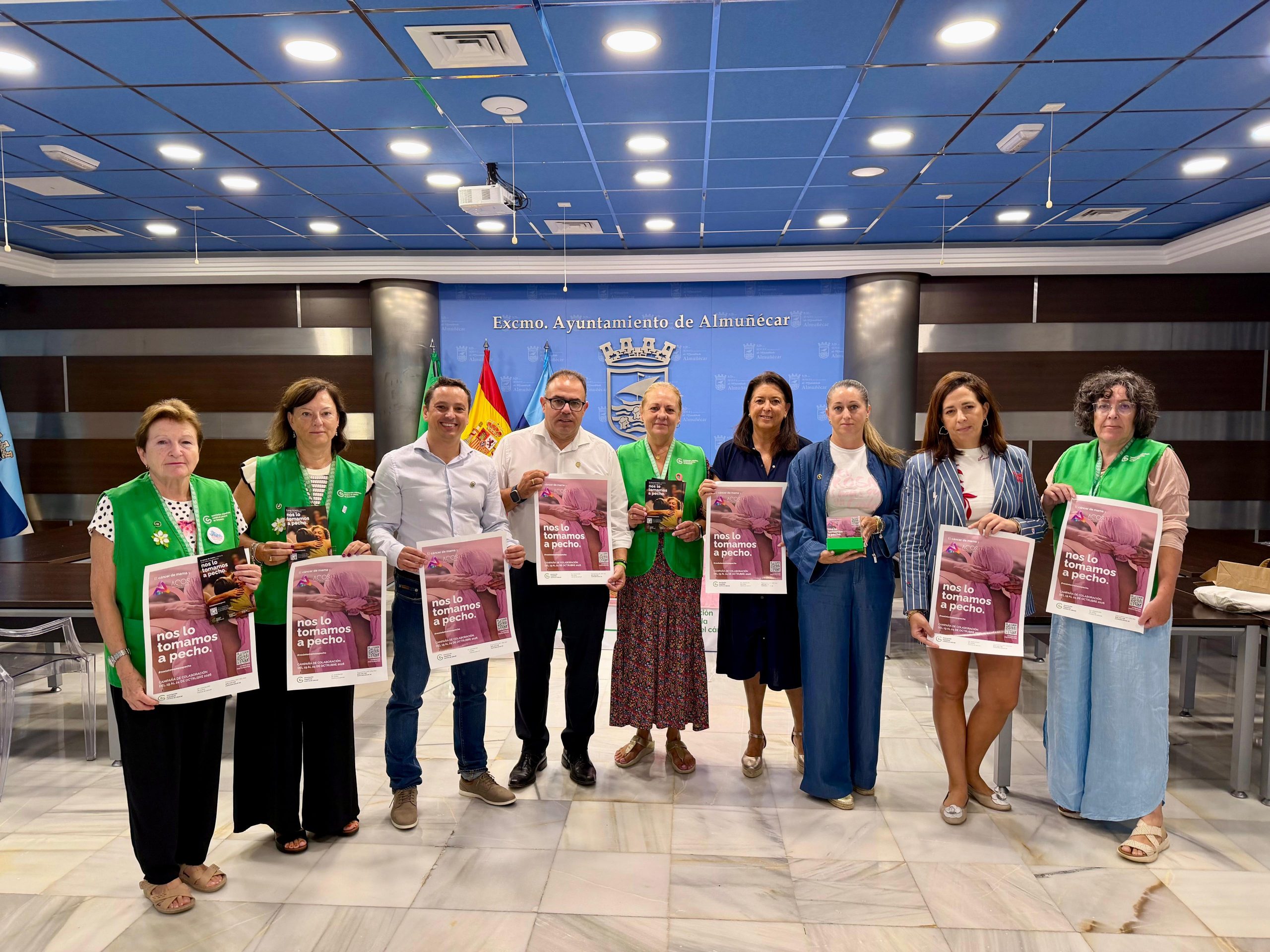 almunecar-moviliza-a-mas-de-30-comercios-para-plantar-cara-al-cancer-de-mama-con-el-lema-nos-lo-tomamos-a-pecho