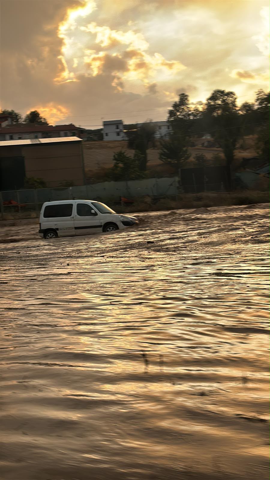 granada-las-fuertes-lluvias-cortan-carreteras-y-complican-la-circulacion-en-campotejar-montillana-y-domingo-perez