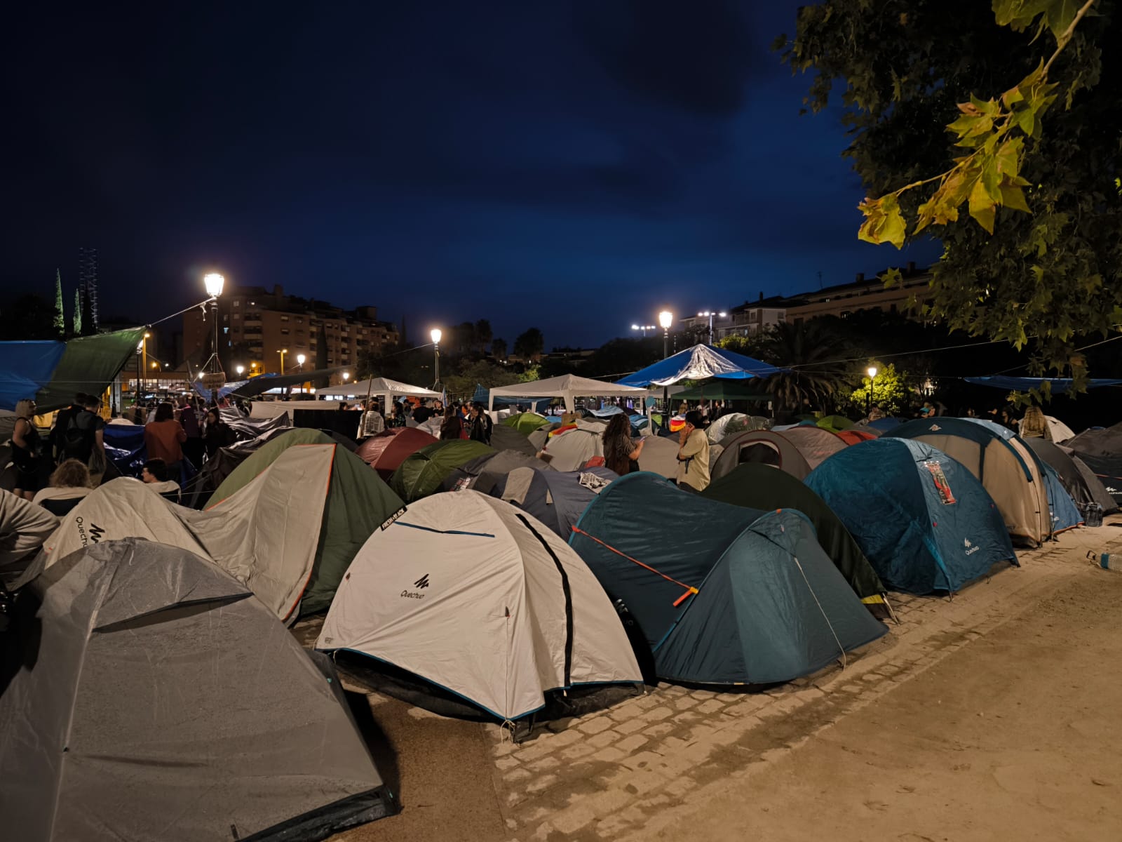 granada-la-acampada-por-la-vivienda-continua-en-las-explanadas-del-palacio-de-congresos