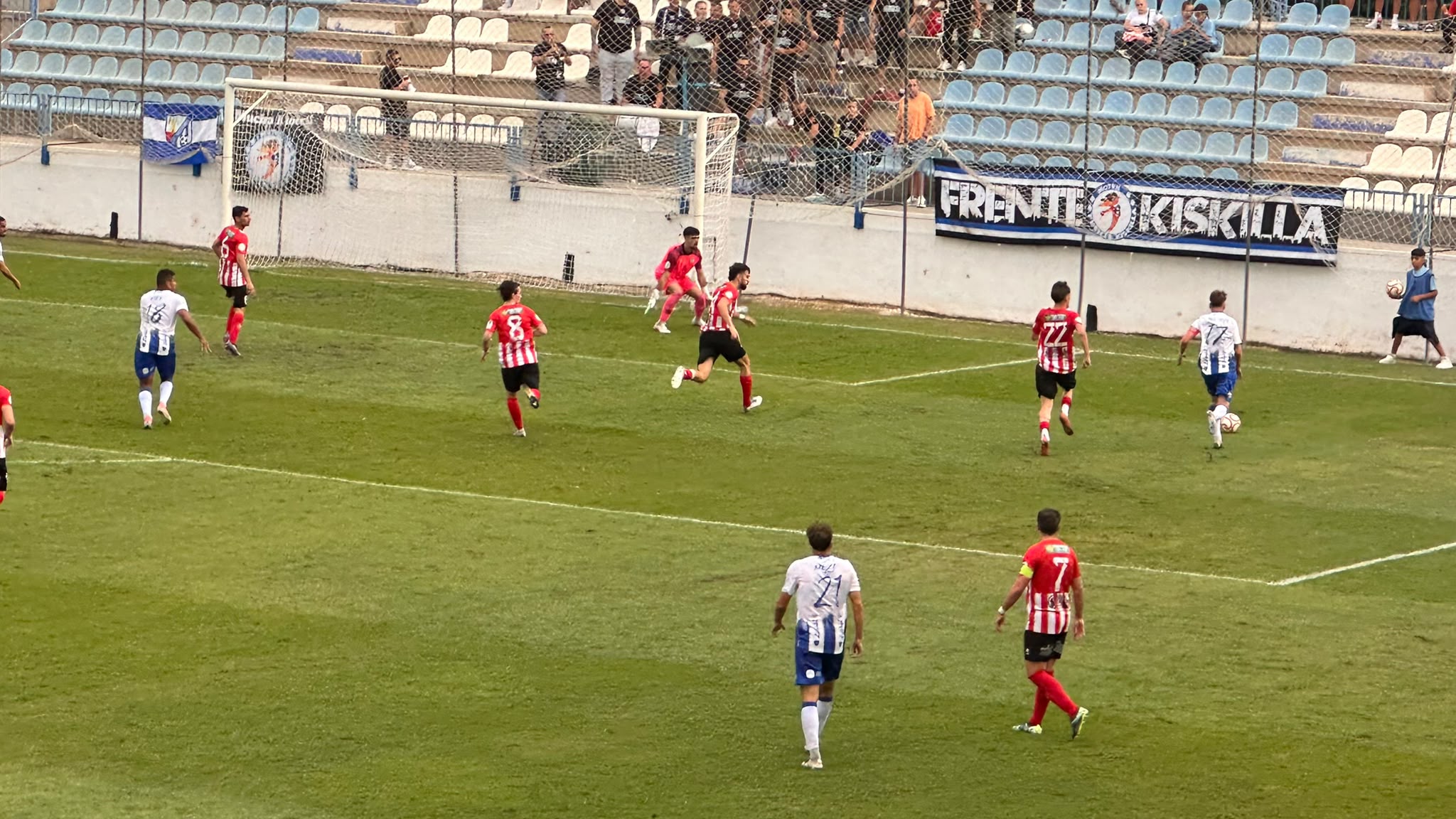 el-cf-motril-deja-escapar-dos-puntos-ante-el-atletico-porcuna-y-se-queda-con-un-empate-que-sabe-a-poco-1-1