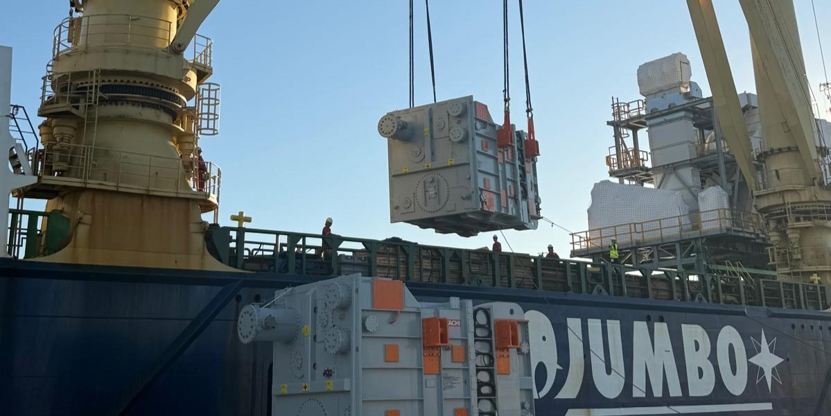 motril-el-puerto-exporta-cuatro-transformadores-electricos-a-baltimore-y-embarca-61-palas-eolicas-de-vestas