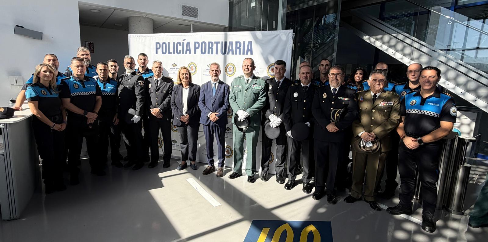 motril-el-puerto-rinde-homenaje-a-sus-guardianes-11-agentes-reciben-un-reconocimiento-por-20-y-25-anos-de-servicio