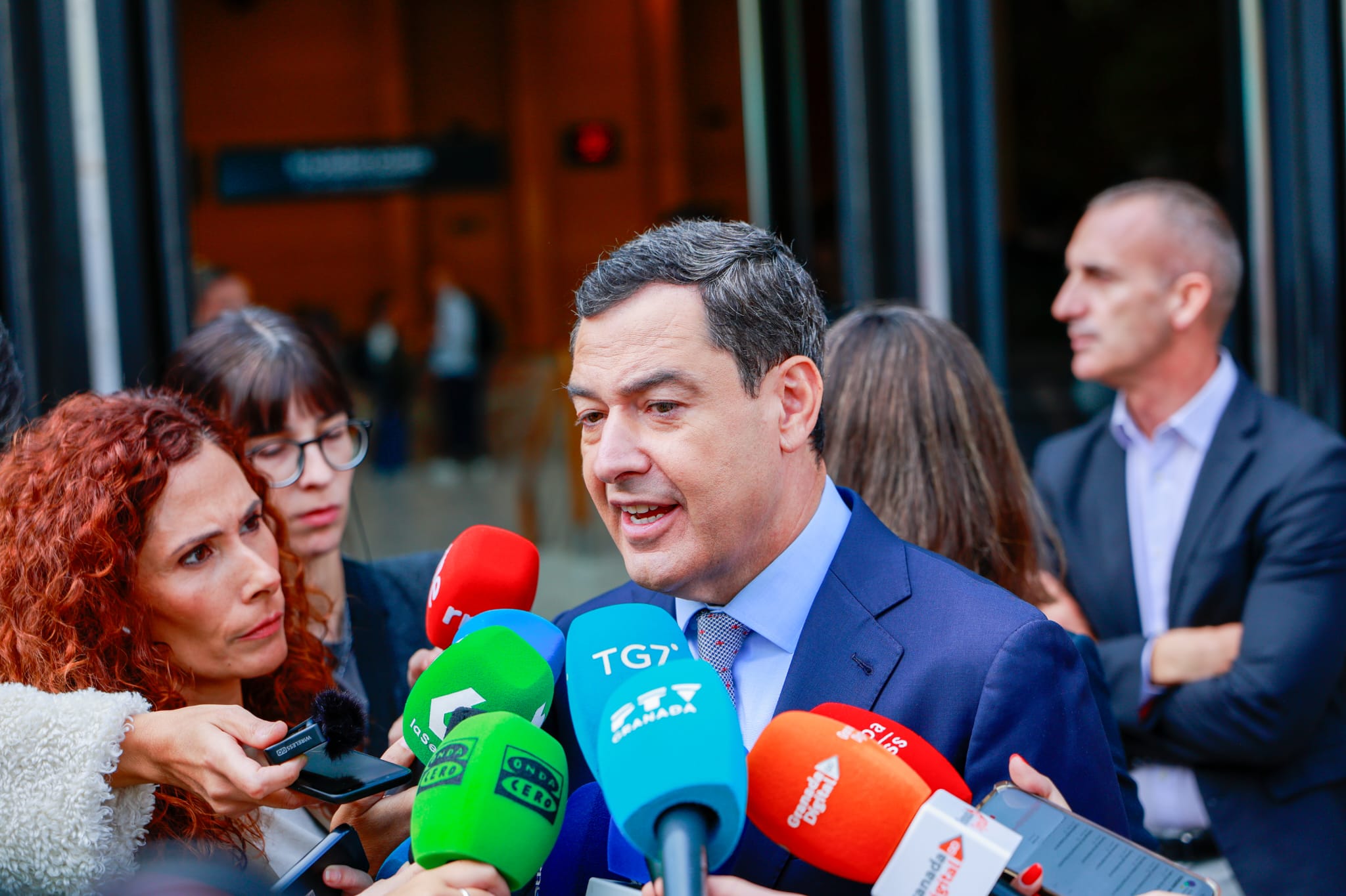 granada-juanma-moreno-defiende-el-pacto-del-pp-con-vox-y-acusa-a-sanchez-de-cabalg-ar-sobre-el-miedo