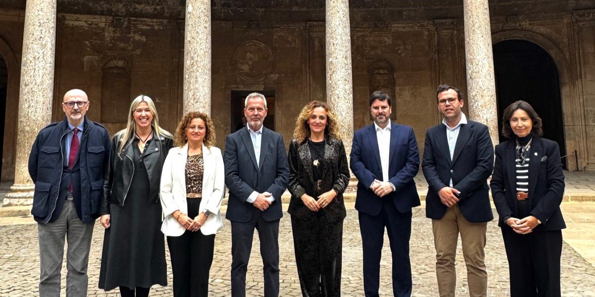 marta-gimenez-martinez-gana-el-ii-premio-internacional-de-poesia-motril-puerto-de-la-alhambra-con-la-ultima-batalla-de-mazinger-z